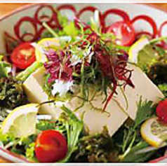 豆腐と海藻のヘルシーサラダ