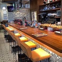 おしゃれなハイチェアのカウンター席