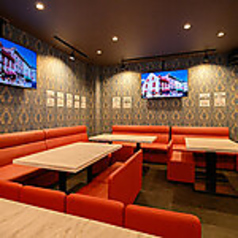 ご家族でのお食事に安心してご利用いただけるソファー席をご用意しています。ゆとりある席配置なので、会話を楽しみながら食事ができるのが魅力。安定感のある椅子と落ち着いた空間で、長時間のお食事でも快適です。世代を問わず落ち着いて過ごせる空間で、家族の大切な時間をお過ごしください。ご利用お待ちしております。