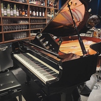 店内中心に設置されたグランドピアノ