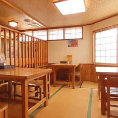 畳敷きの心落ち着く空間に、温かみのある木製のテーブルと椅子を配置しました♪和の趣きを感じながらも、靴を脱いでリラックスできるのが嬉しいポイント◎ご家族での団らんや、ご友人との楽しいお食事など、幅広いシーンでご利用いただけます。リラックスできるテーブルのお席で、思い出に残るひとときをお過ごしください。