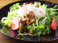 料理メニュー写真 水菜と温泉玉子の肉味噌サラダ