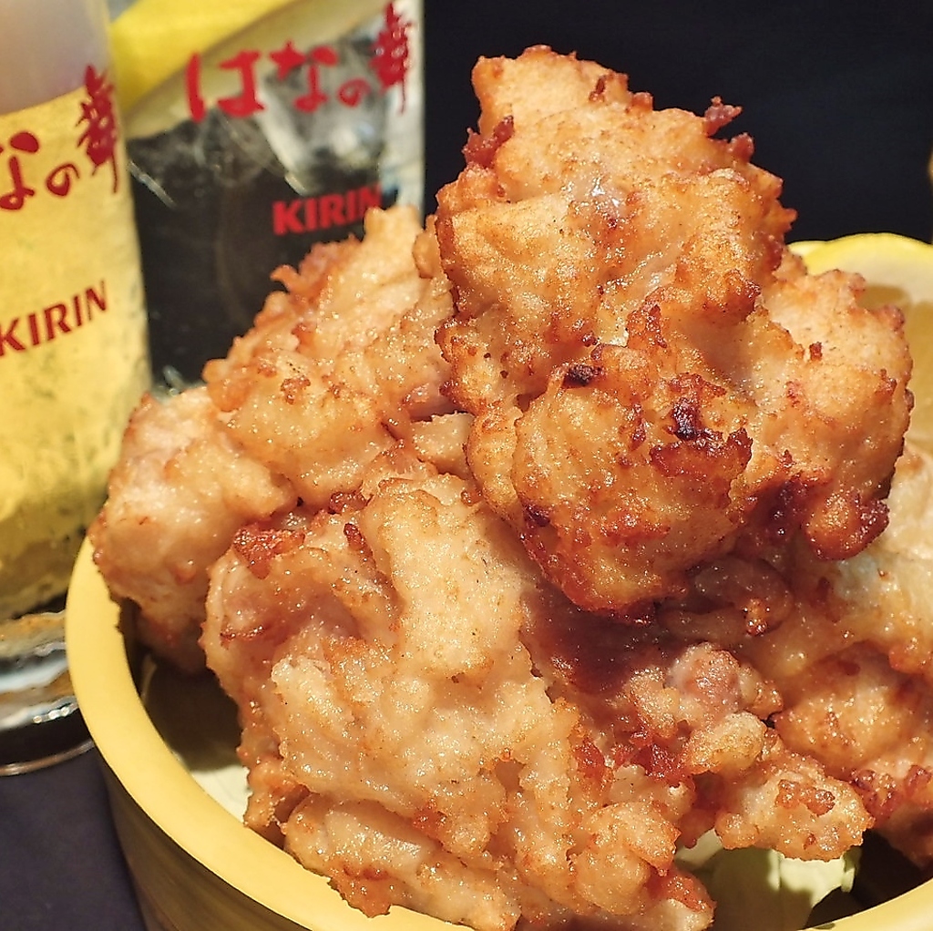 皆大好き、熱々ジューシー♪はなの舞名物の唐揚げ！！お酒との相性間違いなし！
