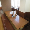 6 名 様 x 4 席。最 大 2 4 名 様 ま で ご 案 内 ！可 動 式 の 仕 切 り で 、 さ ま ざ ま な人 数 に 対 応 可 能 で す ！