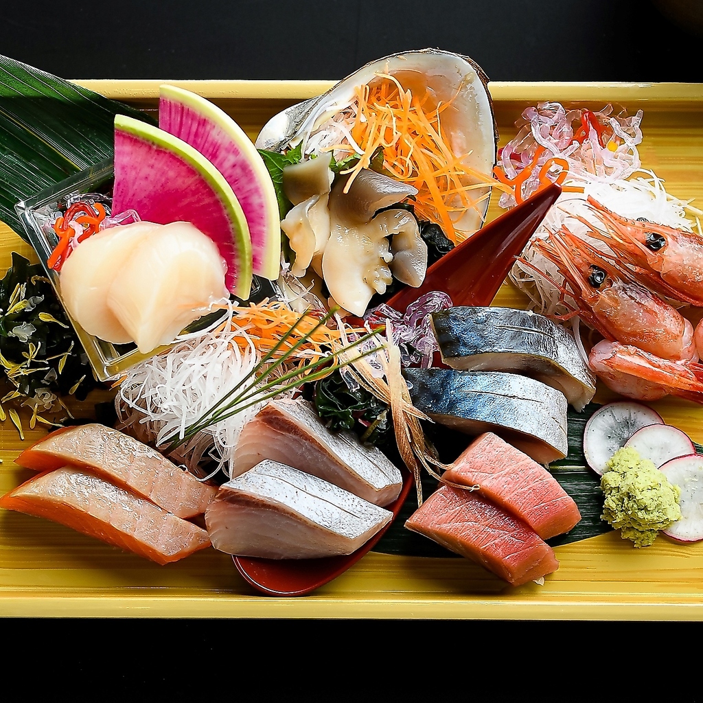 その日に仕入れた海鮮は本来の弾力やプリッとした食感が楽しめ〆サバは季節ごとに異なる品種をご用意