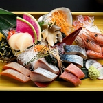 その日に仕入れた海鮮は本来の弾力やプリッとした食感が楽しめ〆サバは季節ごとに異なる品種をご用意