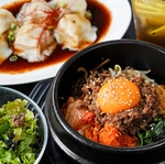 【黒酢水餃子】ヘルシーな黒酢タレと絡めて食べる水餃子。さっぱりとした美味しさで女性に人気です◎