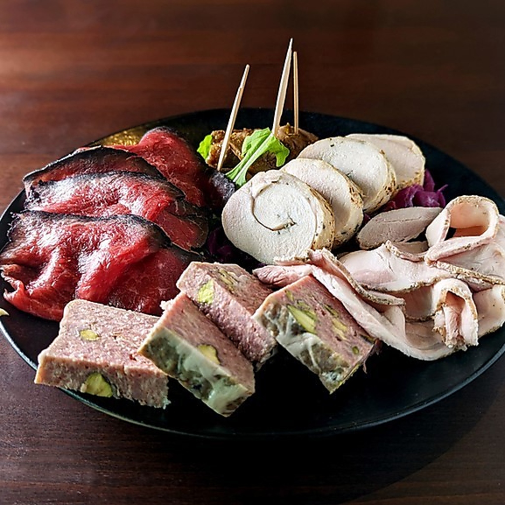 自家製お肉の前菜や旬の彩り野菜のサラダ。素材にこだわった逸品料理と多彩なワインが楽しめます。