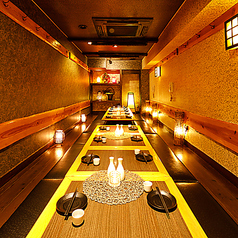 最大100名様まで利用できる貸切フロアは、歓送迎会や忘年会、同窓会など大規模宴会に最適な空間です。統一感ある照明と木の温もりが心地よく、人数が多くても落ち着いて過ごせます。席配置の調整も可能で、シーンに合わせたレイアウトができるのも魅力。団体利用でも満足度の高い人気の宴会席です。