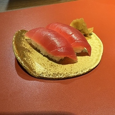 桷志田の黒酢が引き立てる、極上マグロの黒寿司の写真