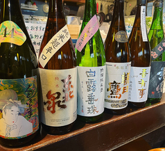 県内の日本酒をはじめ、全国各地の地酒を取り揃えております。詳細は店内のメニューにて。