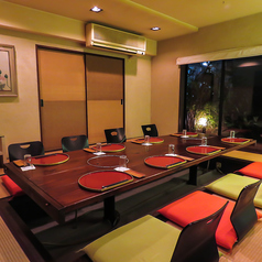 掘りごたつ個室も完備。2～10名様までご案内可能なお席です。つなげれば最大30名迄の宴会も可能です。