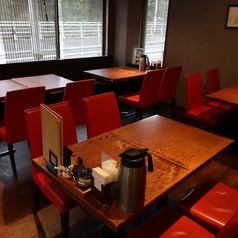 のどかな山の風景を身ながらお食事できるゆったり広いテーブル席です♪神戸北区の箕谷駅のローカルなのに古民家風のお店で食べるうどんは格別です！