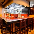 【全席喫煙可能】 お席でお食事やお酒を愉しみながら、お煙草をお召し上がりいただけます。カウンター席およびお座敷席のすべてが喫煙可能となっており、愛煙家の方も移動のストレスなくゆったりとお過ごしいただける環境です。お好みの一杯と共に、リラックスした夜のひとときを存分にお愉しみください。