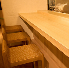 【お連れ様との大切な時間にも】パートナーとのお食事デート・同僚との2軒目利用にも使い勝手の良い席。肩を並べて乾杯、心の距離が近付きます。