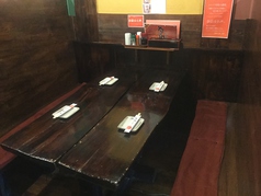 4名様用×3卓，6名様用×1卓※感染症拡大防止策の一環として、全てのテーブルを半個室状態に改装しました。