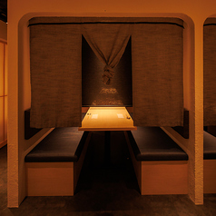 リーズナブルでありながら上質な寿司を、カジュアルな雰囲気で味わえる新しいスタイルの店内。接待など大切なシーンでに最適な個室もご用意しています。木のぬくもりとともにリラックスできるお席とテーブルのある個室は、周りを気にせずに会話が愉しめます。職人が拘りぬいた一貫を食すに最適な空間です。