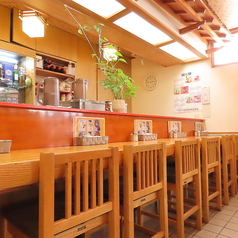 明るくアットホームな雰囲気の店内は、どなたでもお気軽にお立ち寄りいただける空間です♪カウンター席はお一人様でのサク飲みや、お仕事帰りのお食事にも最適◎木の温もりが感じられる落ち着いたお席で、美味しいお料理を心ゆくまでお楽しみください。女性にも大好評のチーズナンや、カレーセットなどをご用意しています。