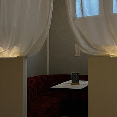 【半個室】最大5名様までご利用いただける半個室席。昼間はシーシャを楽しみながら作業や、リラックスしたカフェタイムを過ごすのにぴったり◎懐かしい喫茶店の雰囲気が漂い、大人の隠れ家としても多くのお客様に人気のお席です。