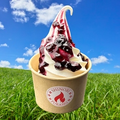 ふらの牛乳ソフトクリーム（ブルーベリーソース）