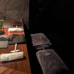 ８席のうち、２席はベンチ席になります。カップルやご夫婦でもどうぞ。