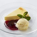 料理メニュー写真&nbsp;レアチーズケーキ バニラアイス添え