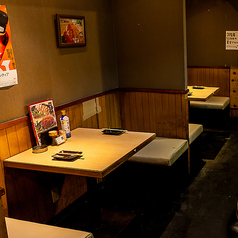 2名様テーブルは接待、デートにピッタリ。落ち着いた雰囲気の店内は大人なデートを演出し特別な日へと彩ってくれるかも。