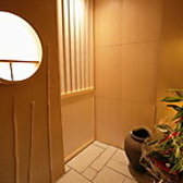 駐車場はございませんが、お車でご来店のお客様には近隣にコインパーキングがございますので、そちらをご利用ください。福井城址大名町駅から徒歩10分です。