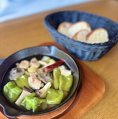 京丹波あじわい鶏と万願寺唐辛子のアヒージョ