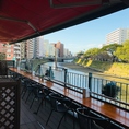 川沿いには甲突川と桜島を眺めるテラス席は、〈マルコポーロ〉の人気のお席です。ディナーの時間は夜景を楽しみながら、お食事をすることも可能です。開放的な空間で本格イタリアンをご堪能ください。