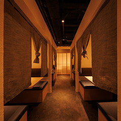 職人技が光る本格寿司がリーズナブルに楽しめる店内。お子様連れのお客様やご家族でのプライベート空間を大切にしたいというご要望に応えられる個室もご用意しております。