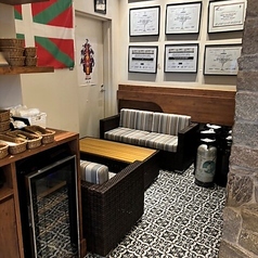 お店の奥、静まった空間にございます。