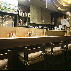 【カウンター席：６席】木の温もりが心地よいカウンター席。店主の手仕事を眺めながら、静かに酒を味わえる大人の居酒屋。会話と香りが溶け合う、落ち着きのあるひとときを演出する空間です◎