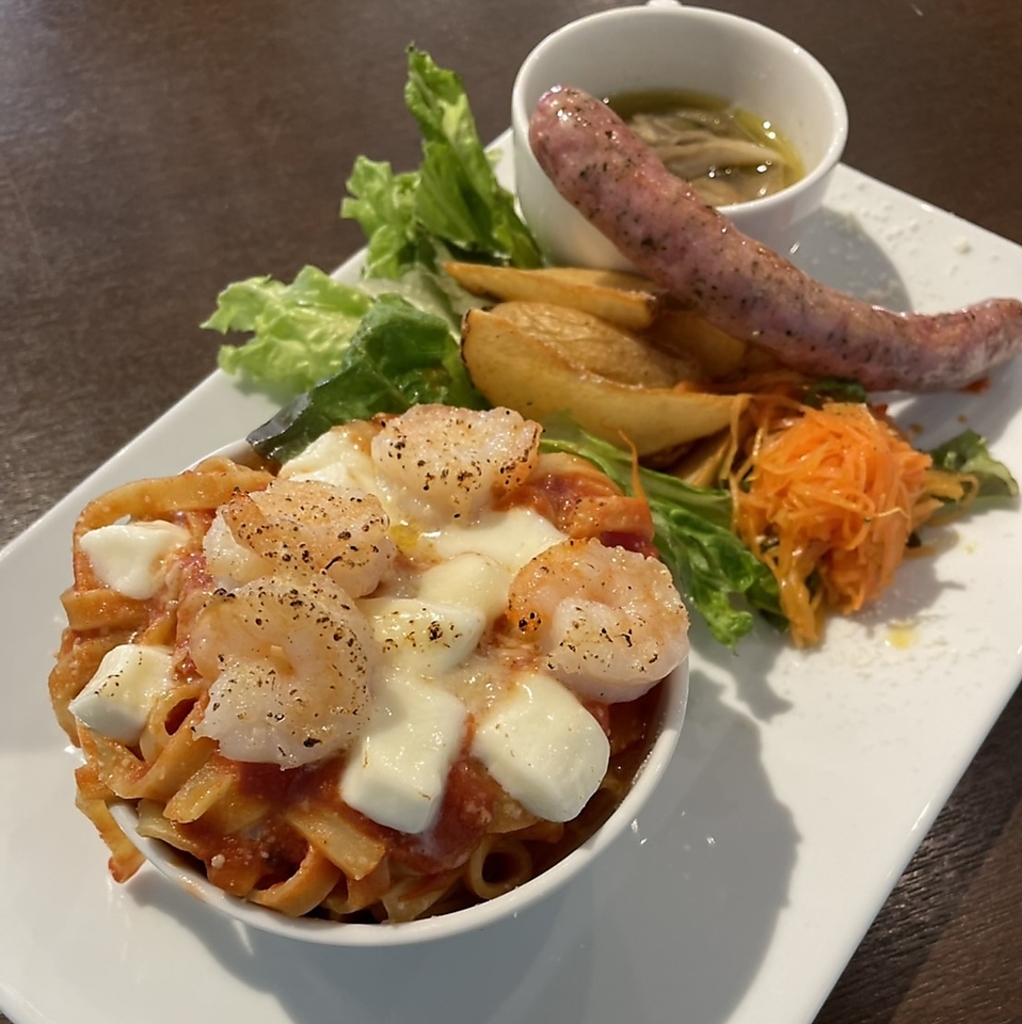 昼にはボリューム満点ワンプレートランチ！！デザートには持ち帰りできるパフェもついてます