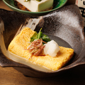料理メニュー写真 出汁たっぷりの巻き玉子 ～三つ葉とミョウガを添えて～
