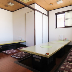 【広々とした掘りごたつ席】10名様以上でもゆったりくつろげる掘りごたつ席をご用意。足を伸ばしてリラックスでき、宴会やご家族での集まりにも最適な空間です。