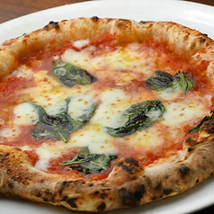 徳島が誇る旬の食材をふんだんに。生地から手作りの自家製ピザは、焼きたてモチモチの食感が自慢の一皿の写真