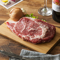 充実したお肉メニューも食べ放題!!ボリューム感ばっちりなワンポンドステーキをはじめ、自家製ローストビーフが好きなだけ楽しめる♪他にも人気の牛タン葱まみれにジューシーなチキンステーキ、粗挽きウインナーにポークステーキなどバリエーション豊かなお肉料理をご用意しております！