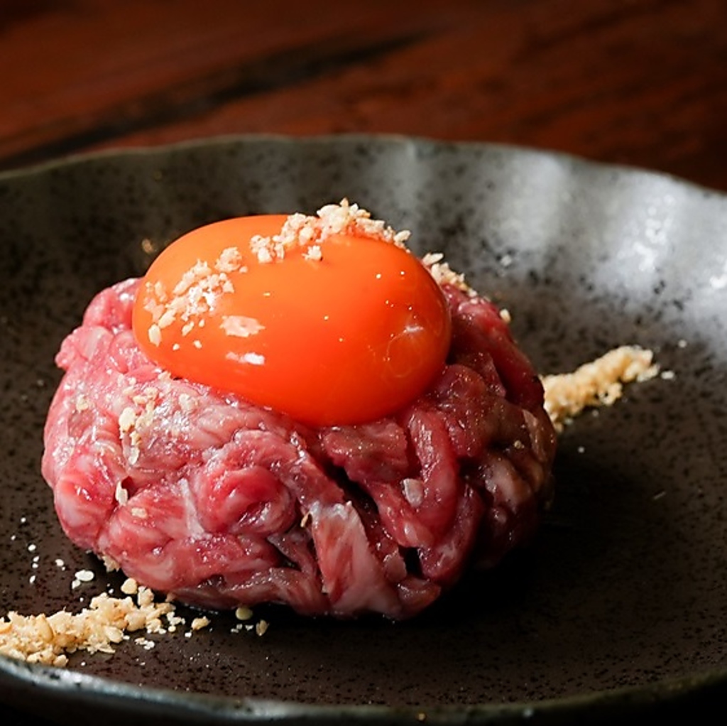 響の和牛ユッケは新鮮で絶品！まろやかな黄身と混ぜ合わせて、より濃厚な味わいをお楽しみください♪