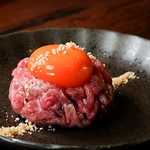 響の和牛ユッケは新鮮で絶品！まろやかな黄身と混ぜ合わせて、より濃厚な味わいをお楽しみください♪