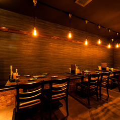 【テーブル席】どんなシーンでも使いやすいテーブル席。誕生日/記念日/女子会/歓送迎会/各種宴会に使いやすいお席です。可動式のテーブルとイスなのでご予約の内容に合わせて様々な対応が出来ます。２～大人数(ご相談ください)