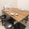 テーブルのお席は5名掛けテーブルのお席を2席ご用意しております。食べたいときに食べたいものがみつかるお店です。是非ご堪能下さい！！