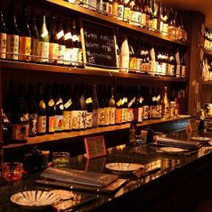 ずらりと並ぶ焼酎や職人の手捌きを目の前に