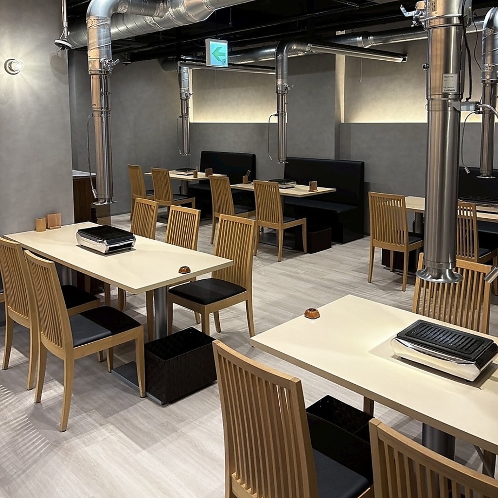 落ち着いた照明とシックな内装がプライベート感を一層引き立てます。