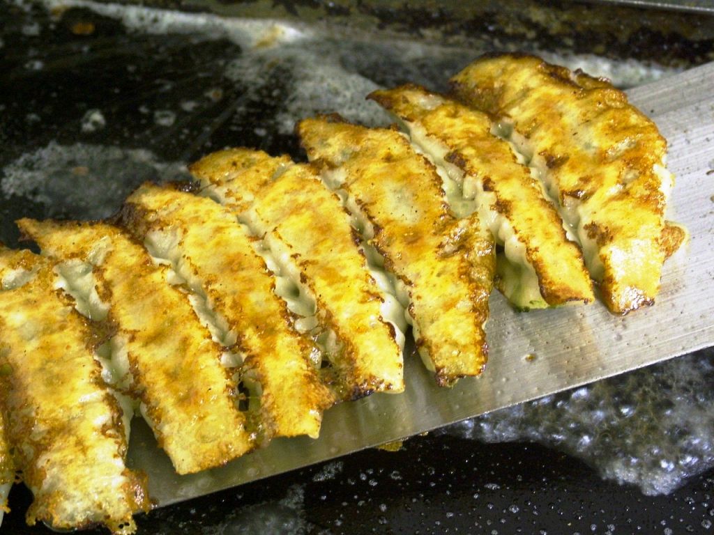名物の焼き餃子はクーポン利用でプレゼント!!