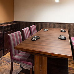 プライベートを重視した半個室。記念日デートや顔合わせ、大切な接待におすすめです。周囲に邪魔されることなく、厳選された料理と美酒を堪能しながら、心に残る時間をお過ごしいただけます。