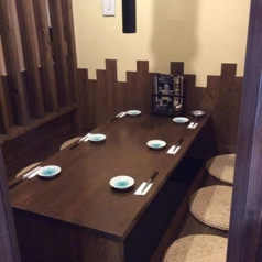 ゆったりとしたテーブル席があり、友人や同僚との会話を楽しむのにぴったり！ランチも営業しており、アクセスも良好なので仕事の合間に気軽に立ち寄れます。日替わり刺身定食は新鮮な魚貝にうどんも付いて大満足！ 七輪でのランチは、ボリュームたっぷりで美味しさが際立ちます。