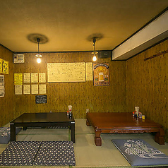 【座敷：６席×２卓】気取らず入れる畳の居酒屋。仕事帰りにふらっと立ち寄って、仲間と一杯。ゆったりした空間で、うまい料理とお酒を気楽に楽しめる、居心地のいいお店です◎