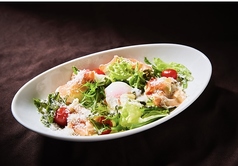 生ハムと半熟玉子のシーザーサラダ