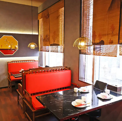 ご家族やご友人とのカジュアルな食事シーンから、会社宴会や歓送迎会などの賑やかな集まりまで幅広くご利用いただけるテーブル席です。席間隔を広く取ったゆったりとした内観で、周りを気にせずリラックスしてお過ごしいただけます。本格四川料理のコースと美味しいドリンクを心ゆくまでお楽しみください。